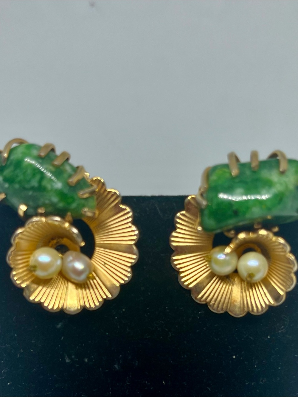 Vintage Kramer Green Stone Faux Pearl Clip On Earrings - Picture 2 of 3